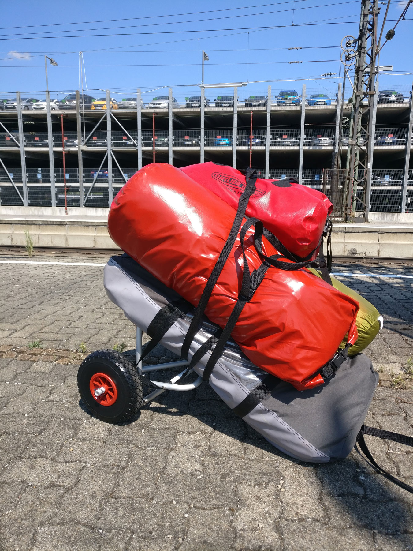 Das Advanced Elements Expedition verpackt auf dem Bootswagen