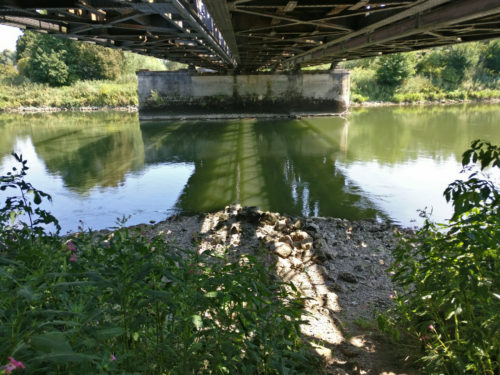 Unter einer Eisenbahnbrücke in Donauwörth beginnt meine Kajak Tour