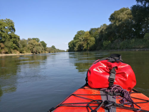 Der Bug meines Advanced Elements Expedition mit Packsack auf der Donau