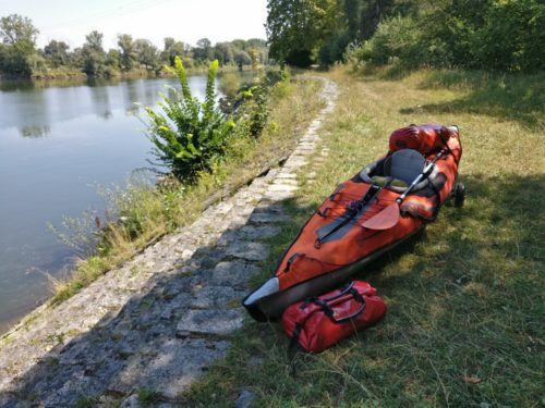 Das Advanced Elements Expedition Kajak an einer Einsetzstelle