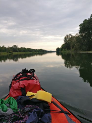 Das beladene Kajak auf der Donau
