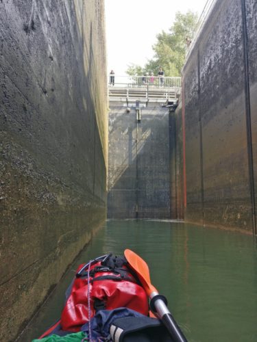 Mit Kajak in einer Schleuse