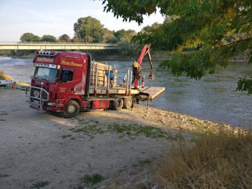 Ein Floß wird an der Donau zusammengebaut
