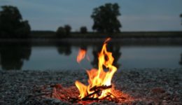 Lagerfeuer an der Donau
