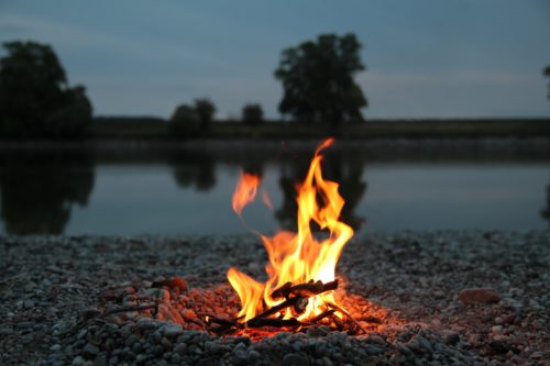Lagerfeuer an der Donau