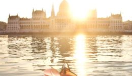 Im Kajak auf der Donau vor dem Parlament in Budapest