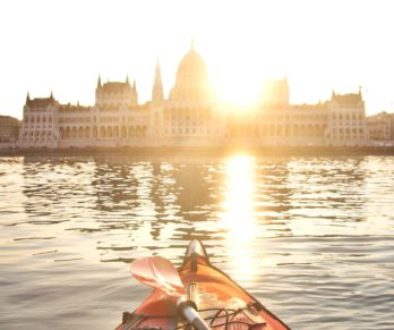 Im Kajak auf der Donau vor dem Parlament in Budapest