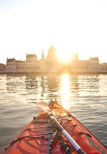 Kajak Paddeln am Parlament Budapest zum Sonnenaufgang